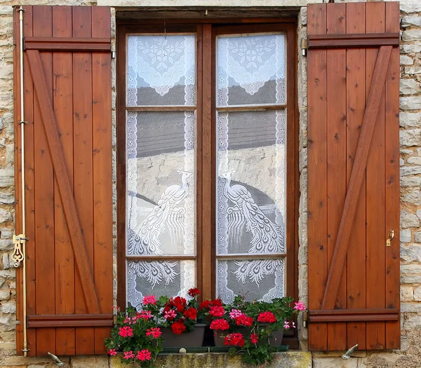 Fönstret rutan blomsterarrangemang, Bourgogne, Frankrike — Stockfoto