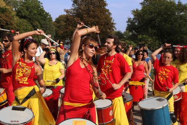 Marseille, Fransa - Ağustos: oynayan kızlar davul. Marsilya festiv