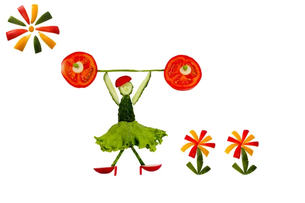 Gezond eten. grappige kleine vrouw van de komkommer plakjes verhogingen — Stockfoto