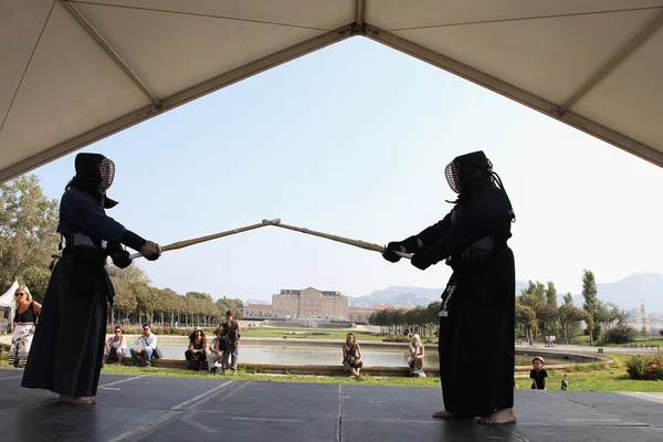 Marseille, Francie - srpen: japonské meče bojovat. Marseille fes — Stock fotografie