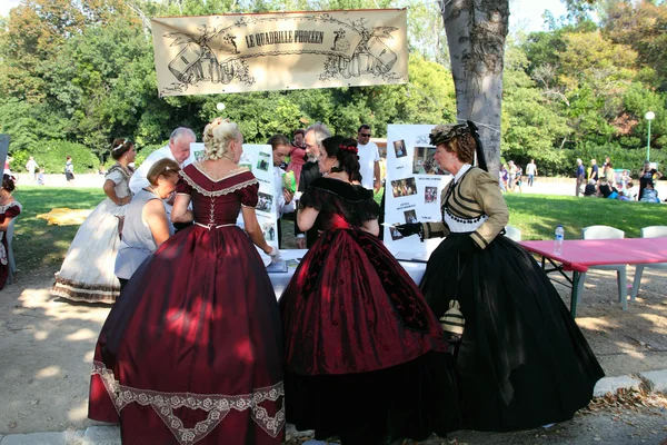 MARSEILLE, FRANCE - AUGUST: Organizers evenings old dances in hi — Stock Photo, Image