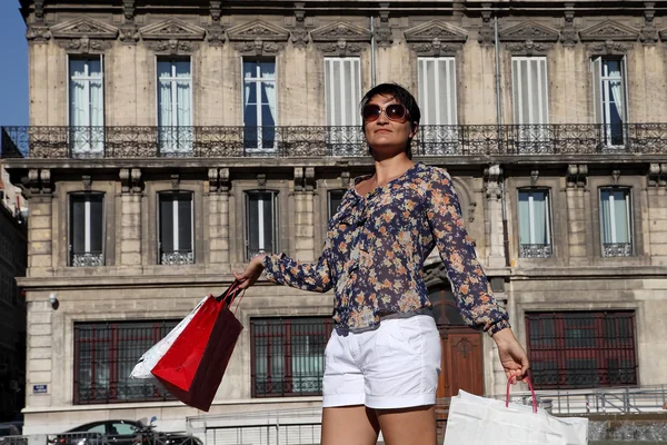 Mulheres felizes com sacos de compras andando na cidade — Fotografia de Stock