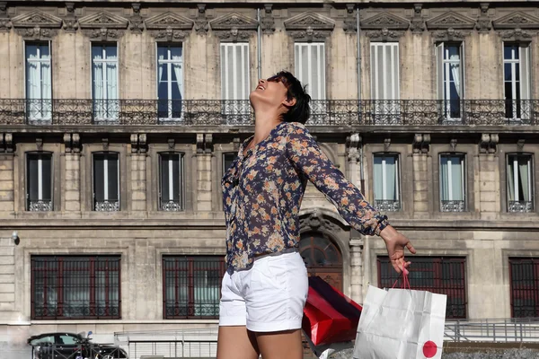 Mujeres felices con bolsas de compras caminando por la ciudad — Foto de Stock