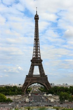 güneşli bir günde bir panoramik Eyfel Kulesi. Paris, fran