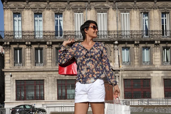 走在城市的购物袋的快乐妇女 — 图库照片
