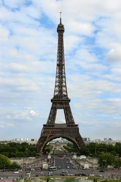 A panoramic view of the Eiffel Tower on a sunny day. Paris, Fran — Stock Photo, Image