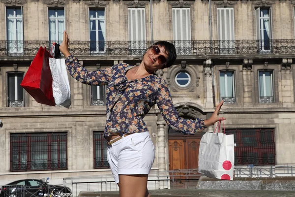 Şehirde yürüyüş çanta ile mutlu kadın — Stok fotoğraf
