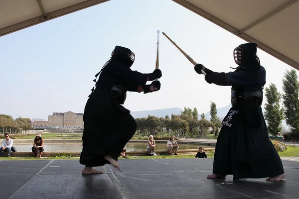 MARSEILLE, FRANCIA - 26 de agosto: Las espadas japonesas luchan. Marsella —  Fotos de Stock