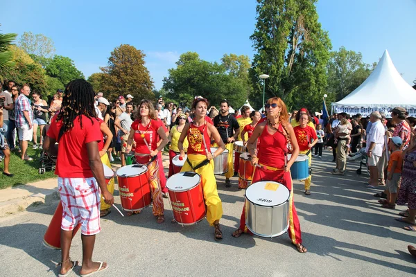 MARSEILLE, FRANCE - AUGUST 26: Girls playing drum. Marseille Fes — Stock Photo, Image