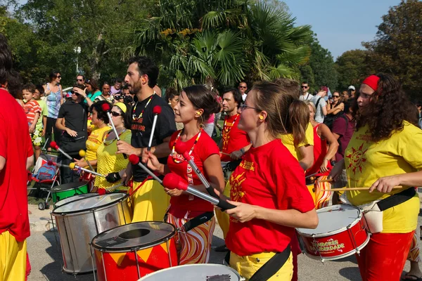 MARSEILLE, FRANCE - AUGUST 26: Players on African drums. Marseil — Stock Photo, Image