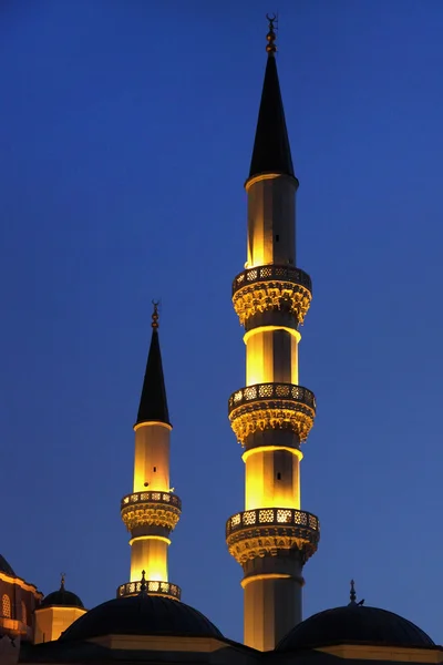 Twee minaretten in de nacht. Ashkhabad. Turkmenistan. — Stockfoto