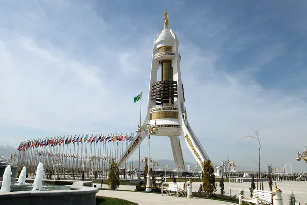 Pomník neutrality oblouk. Ašchabad. Turkmenistán. — Stock fotografie