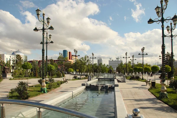 Fântâna şi stâlpii de lampă din parc. Ashkhabad. Turkmenistan . — Fotografie, imagine de stoc