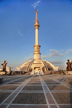 günbatımı bağımsızlık monumen arch. Ashkhabad. Türkmenistan.