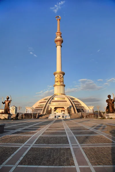 Monumen boog van onafhankelijkheid in de zonsondergang. Ashkhabad. Turkmenistan. — Stockfoto