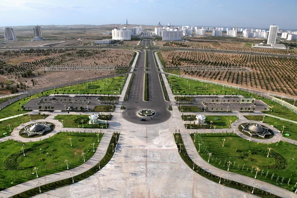 Vista geral para o novo parque e distrito. Ashkhabad. Turcomenos — Fotografia de Stock