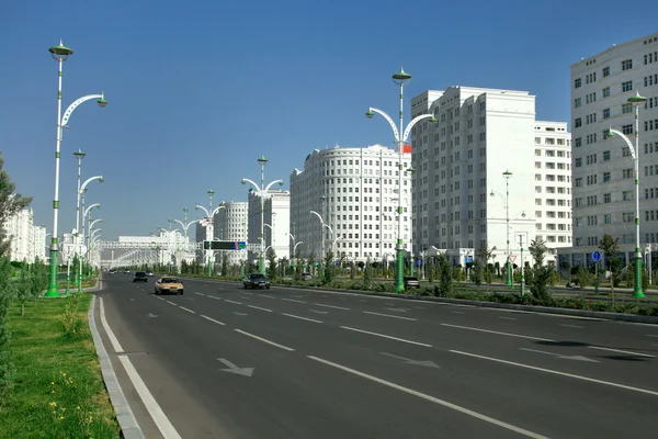 Wide boulevard with some new buildings. Ashkhabad. Turkmenistan. — Stock fotografie