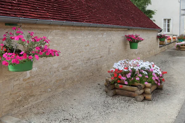 Veggen i huset dekorert med blomster, Burgund, Frankrike – stockfoto