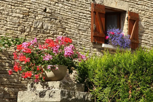 A parede da casa decorada com flores, Borgonha, França — Fotografia de Stock