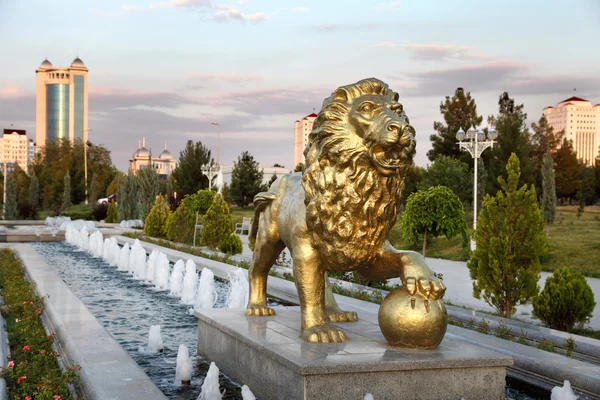 The fountain complex in the park. Ashkhabad. Turkmenistan. — Stock Photo, Image