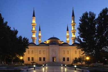Ashkhabad Camii minaresi, gece ile. Ashkhabad. Türkmenistan