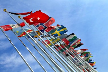 farklı ülkelerin bayrakları birlikte mavi gökyüzü karşı Birleşmiş