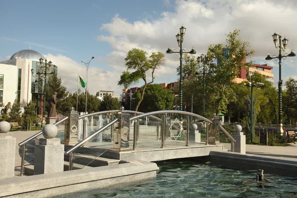 Fontana, ponte e lampioni nel parco. Ashkhabad. Turkmenis — Foto Stock