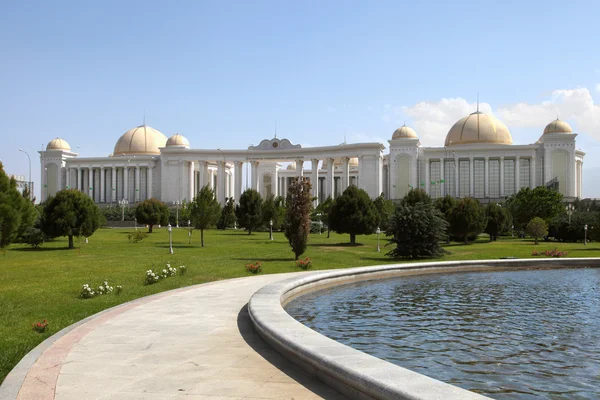 Palace with columns, domes and foutain in front. Ashkhabad. Turk — Stock Photo, Image