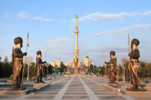 Monumen Arco de la Independencia en la puesta del sol. Ashkhabad. Turkmenistán . Fotos de stock