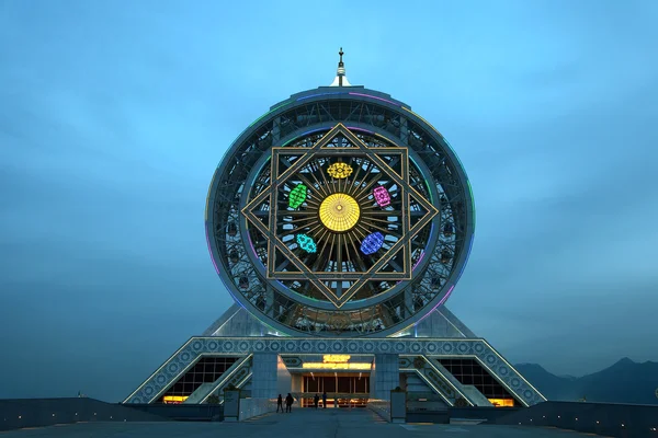 Чортове колесо на небо, як фон, Ашхабад. Туркменістан. — стокове фото