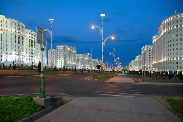 Vue de nuit du nouveau boulevard. Ashkhabad. Turkménistan . — Photo