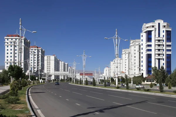 Wide boulevard with some new buildings. Ashkhabad. Turkmenistan. — Stock Photo, Image