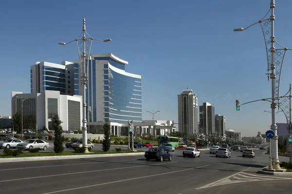 Boulevard largo com alguns edifícios novos. Ashkhabad. Turquemenistão . — Fotografia de Stock
