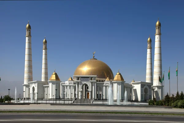 Mezquita en la aldea natal del primer presidente de Turkmenistán — Foto de Stock
