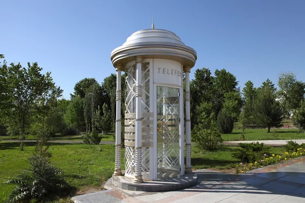 Telefonní budka stála sama v parku. Ašchabad. turkmenis — Stock fotografie