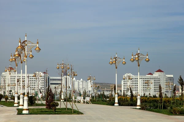 Apartamentes modernos atrás de um parque jovem. Ashkhabad. Turquemenistão — Fotografia de Stock