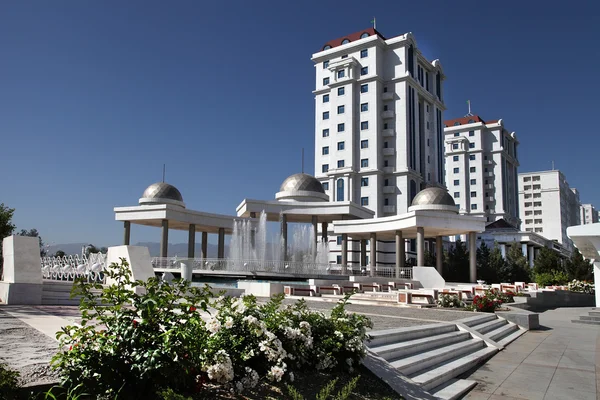 Vista sobre os novos apartamentes modernos. Ashkhabad. Turquemenistão . — Fotografia de Stock