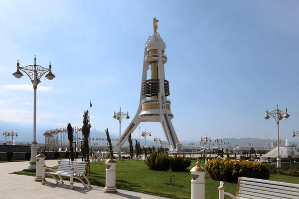 Monument Neutrality Arch. Ashkhabad. Turkmenistan. — Stock Photo, Image