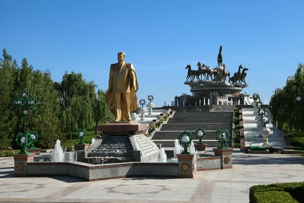 Monumen of Niyazov and sculptural composition to fast horses in — Stock Photo, Image