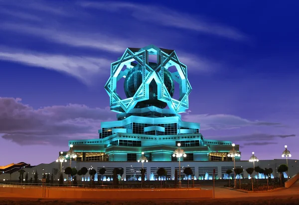 arka plan olarak bir gece gökyüzü güzel sarayının. Ashkhabad. Türkmenistan.