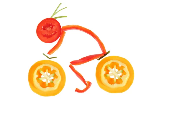 Alimentação saudável. Engraçado homenzinho das fatias de pimenta em um bicyc — Fotografia de Stock