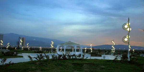 Vista noturna da nova avenida. Ashkhabad. Turquemenistão . — Fotografia de Stock