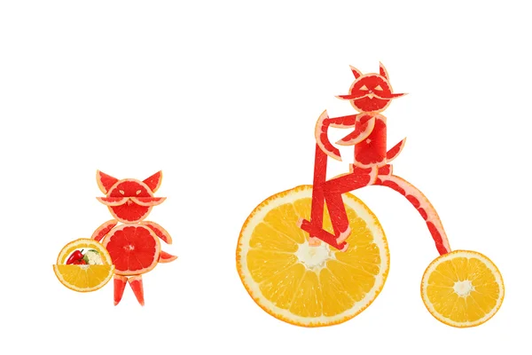 Zdravé stravování. legrační malé kočky vyrobené z plátky grapefruitu. — Stock fotografie