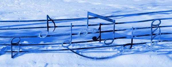 Hudební tábor od kovu na sněhu — Stock fotografie