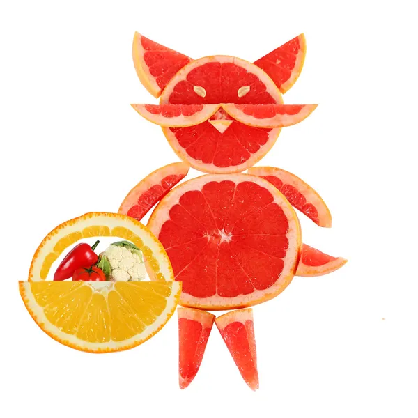 Healthy eating. Funny little cat made of the grapefruit slices. — Stock Photo, Image