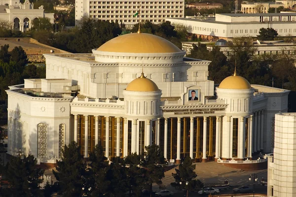 Nuevo teatro en Ashkhabad. Turkmenistán . — Foto de Stock