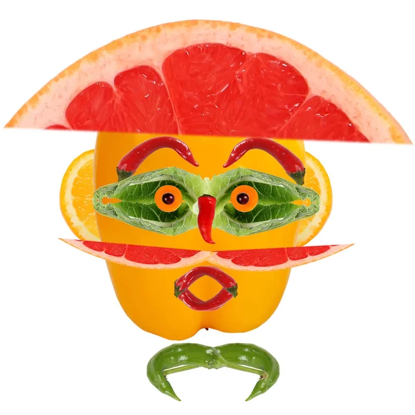 野菜や果物で作られた帽子の男の肖像画 — ストック写真