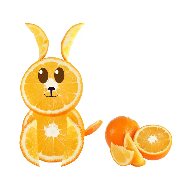 Une saine alimentation. Lapin drôle fait de tranches d'orange . — Photo