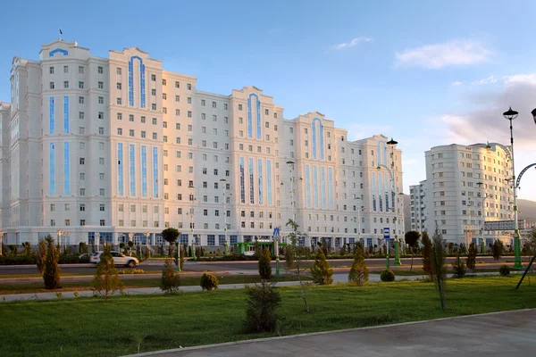 bazı yeni binalar ile geniş Bulvarı.