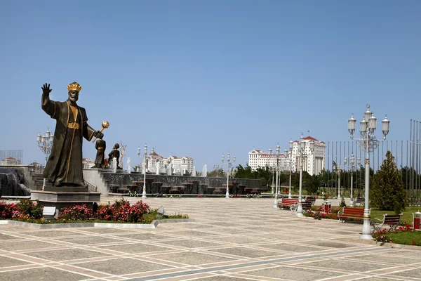 Monument historisk figur turkmenistan. — Stockfoto